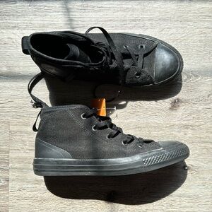 All black converse men’s 6, women’s 8